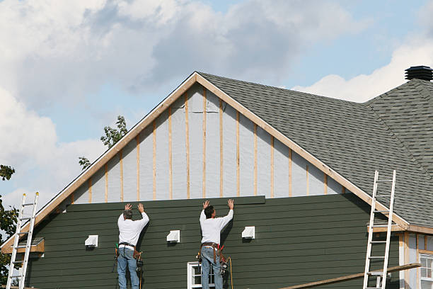 Professional Vinyl Siding technician working in Larkspur, CO